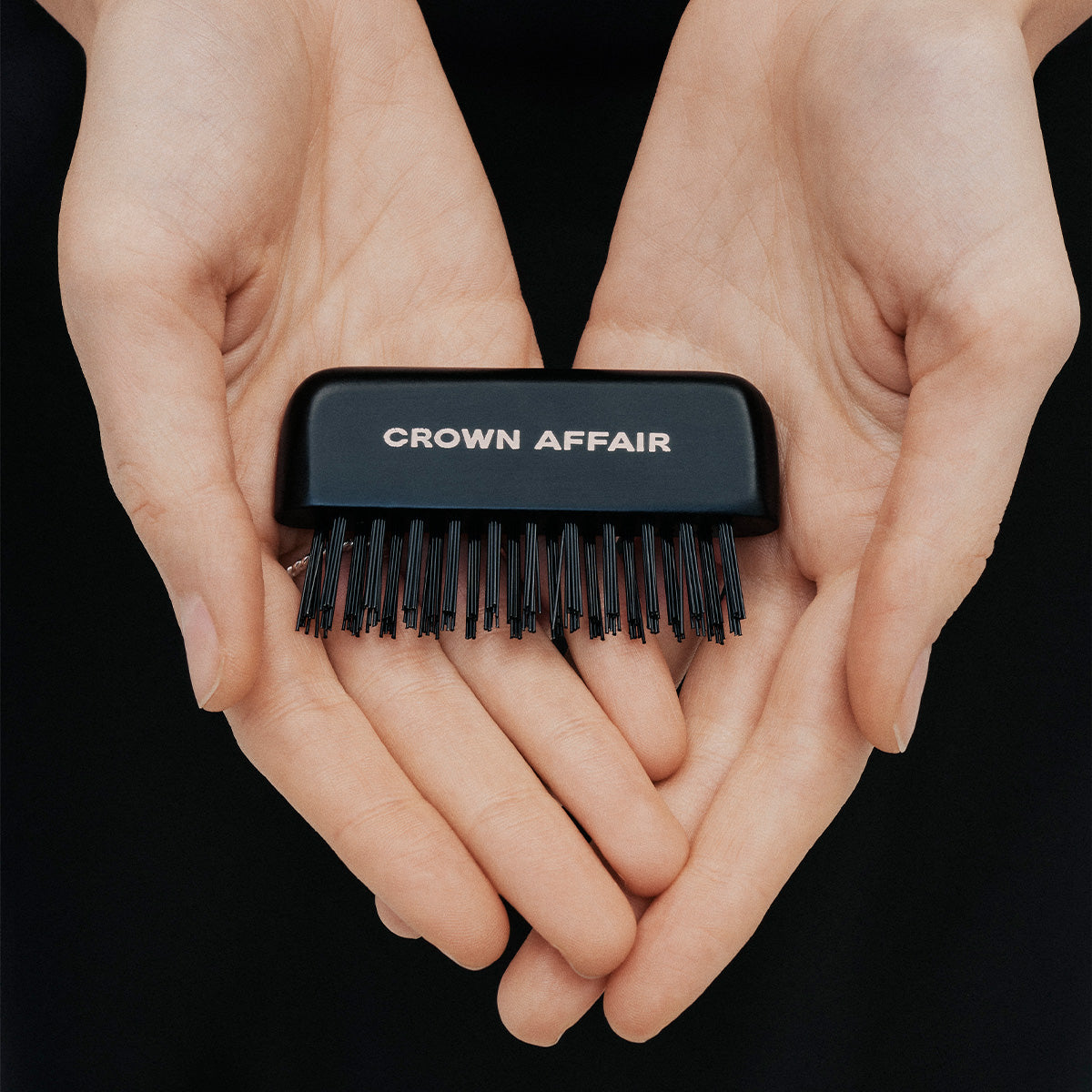 TheBrushCleaner-OnModel-